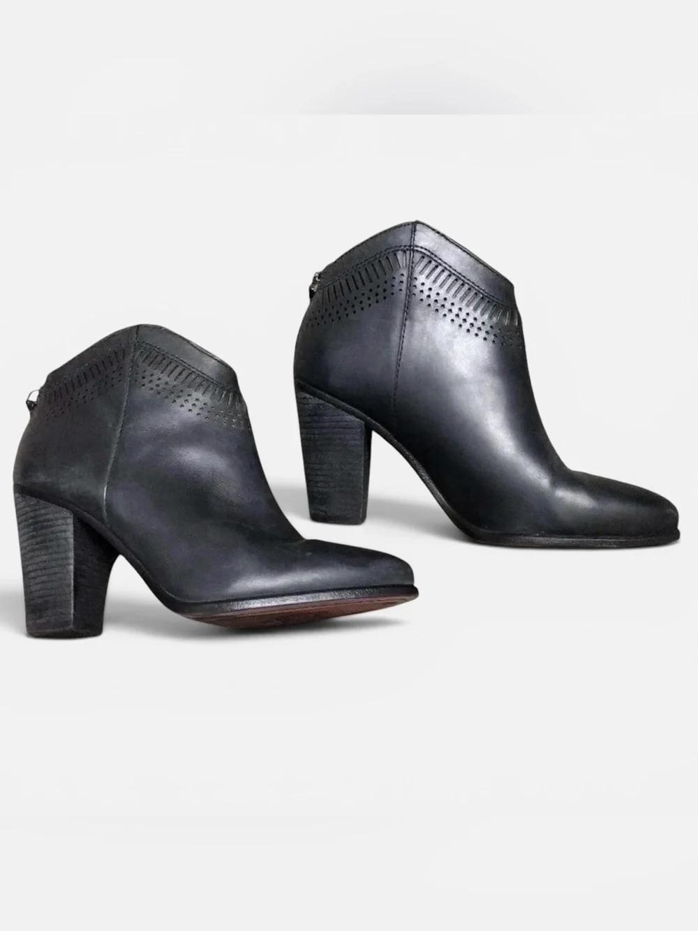 Vince Camuto Fetter Black Laser Cut Leather Heeled Ankle Boots Size 9.5